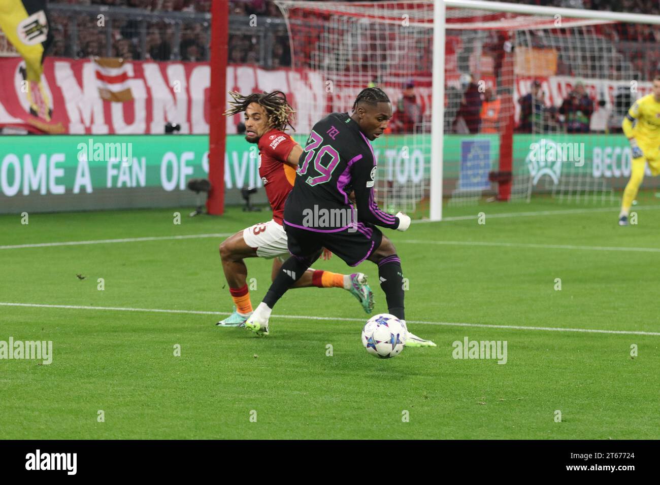 MONACO, Germania. , . 93 Boey Sacha vs 39 Mathys TEL durante la UEFA Champions League Goup Una partita tra FC BAYERN Muenchen e GALATASARAY A.S., all'Allianz Arena, lo Stadio di Monaco l'8 novembre. A Muenchen (foto di Arthur THILL/ATP Images) (THILL Arthur/ATP/SPP) credito: SPP Sport Press Photo. /Alamy Live News Foto Stock