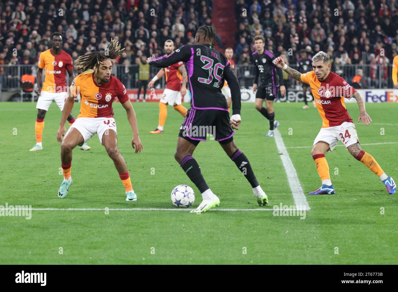 MONACO, Germania. , . 93 Boey Sacha vs 39 Mathys TEL durante la UEFA Champions League Goup Una partita tra FC BAYERN Muenchen e GALATASARAY A.S., all'Allianz Arena, lo Stadio di Monaco l'8 novembre. A Muenchen (foto di Arthur THILL/ATP Images) (THILL Arthur/ATP/SPP) credito: SPP Sport Press Photo. /Alamy Live News Foto Stock