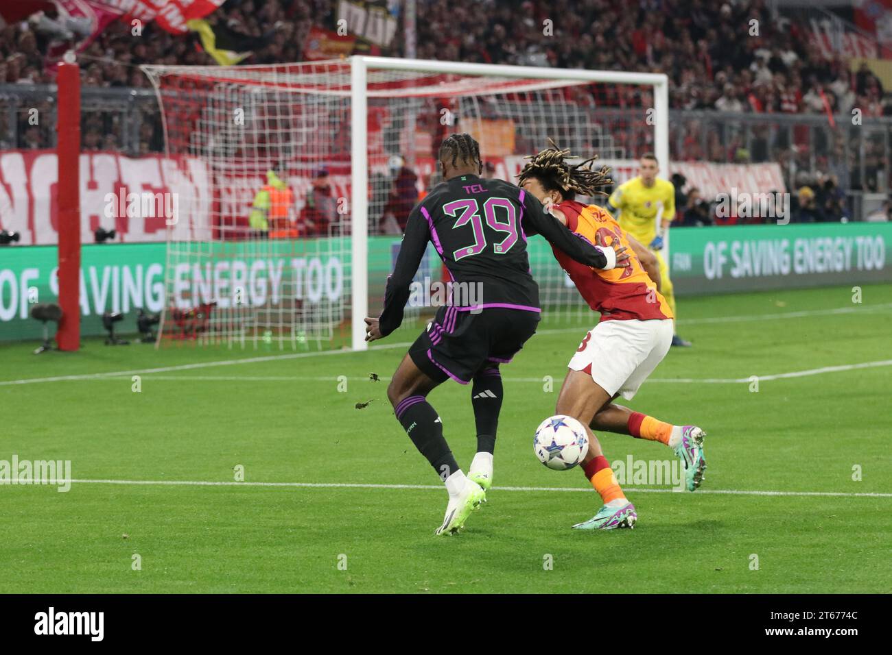 MONACO, Germania. , . 93 Boey Sacha vs 39 Mathys TEL durante la UEFA Champions League Goup Una partita tra FC BAYERN Muenchen e GALATASARAY A.S., all'Allianz Arena, lo Stadio di Monaco l'8 novembre. A Muenchen (foto di Arthur THILL/ATP Images) (THILL Arthur/ATP/SPP) credito: SPP Sport Press Photo. /Alamy Live News Foto Stock