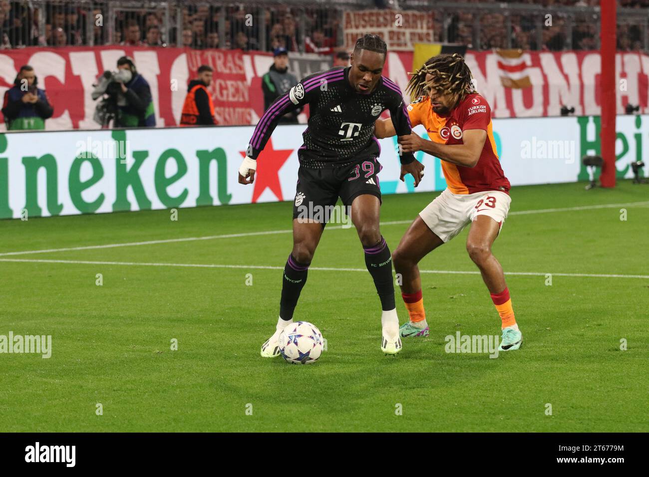 MONACO, Germania. , . 93 Boey Sacha vs 39 Mathys TEL durante la UEFA Champions League Goup Una partita tra FC BAYERN Muenchen e GALATASARAY A.S., all'Allianz Arena, lo Stadio di Monaco l'8 novembre. A Muenchen (foto di Arthur THILL/ATP Images) (THILL Arthur/ATP/SPP) credito: SPP Sport Press Photo. /Alamy Live News Foto Stock