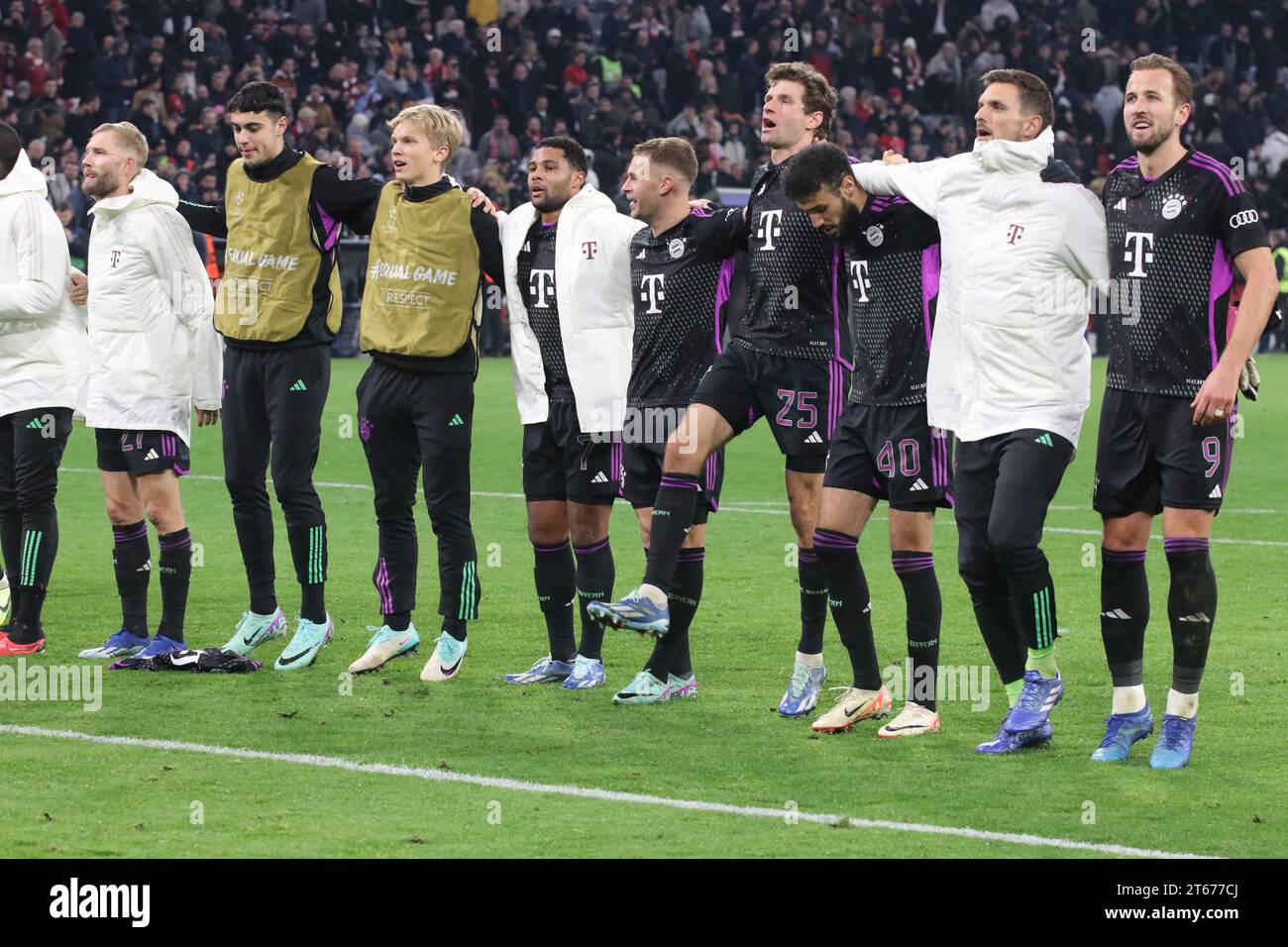 MONACO, Germania. , . Celebrazione dopo la partita - 1 Manuel NEUER, 2 Dayot UPAMECANO, 3 Minjae KIM, 6 Joshua KIMMICH, 8 Leon GORETZKA, 9 Harry KANE, 10 Leroy SANÉ, sane, 11 Kingsley COMAN, 19 Alphonso DAVIES, 40 Noussair MAZRAOUI, 42 Jamal MUSIALA, durante la UEFA Champions League Goup Una partita tra FC BAYERN Muenchen e GALATASARAY A.S., presso l'Allianz Arena, lo Stadio di Monaco l'8 novembre. A Muenchen (foto di Arthur THILL/ATP Images) (THILL Arthur/ATP/SPP) credito: SPP Sport Press Photo. /Alamy Live News Foto Stock