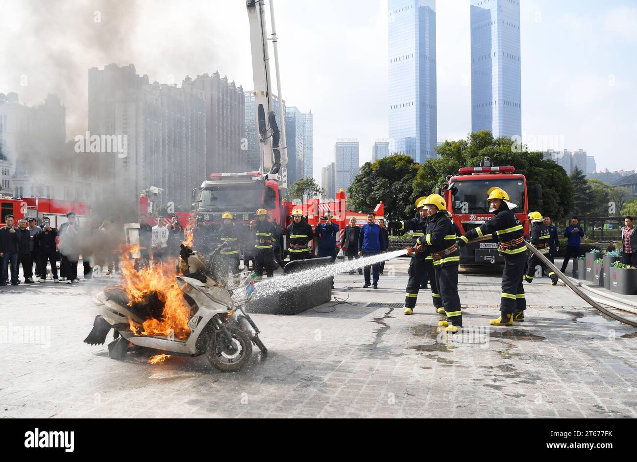 GUIYANG, CINA - 9 NOVEMBRE 2023 - i vigili del fuoco eseguono una manifestazione antincendio a Guiyang, provincia di Guizhou, Cina, 9 novembre 2023. Foto Stock
