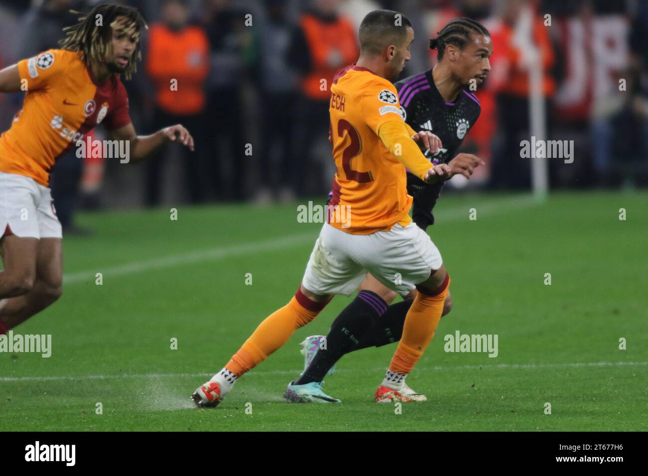 MONACO, Germania. , . # 22 Ziyech Hakim vs Leroy SANE durante la UEFA Champions League Goup Una partita tra FC BAYERN Muenchen e GALATASARAY A.S., presso l'Allianz Arena, lo Stadio di Monaco l'8 novembre. A Muenchen (foto di Arthur THILL/ATP Images) (THILL Arthur/ATP/SPP) credito: SPP Sport Press Photo. /Alamy Live News Foto Stock