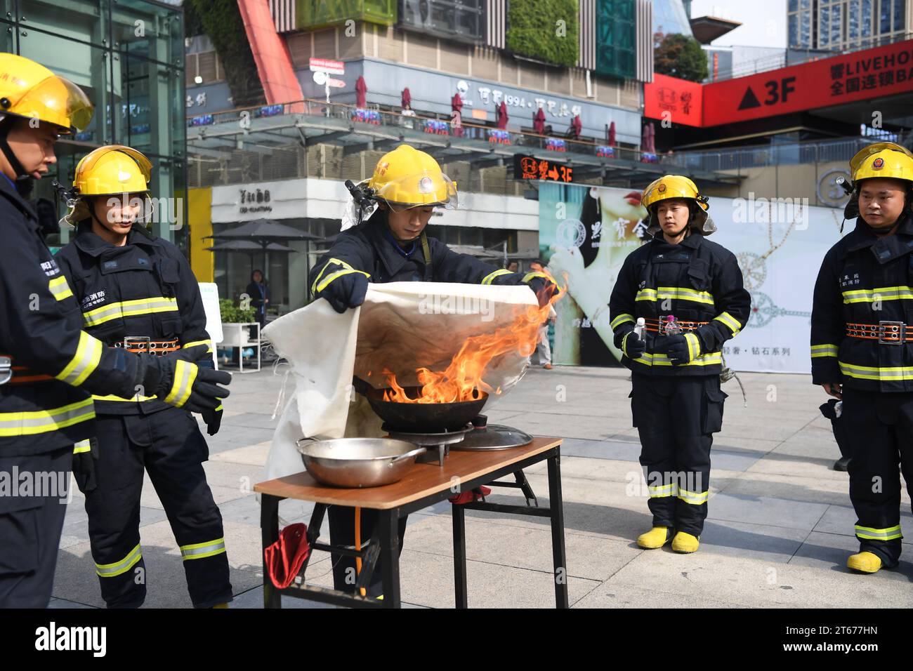 GUIYANG, CINA - 9 NOVEMBRE 2023 - i vigili del fuoco eseguono una manifestazione antincendio a Guiyang, provincia di Guizhou, Cina, 9 novembre 2023. Foto Stock