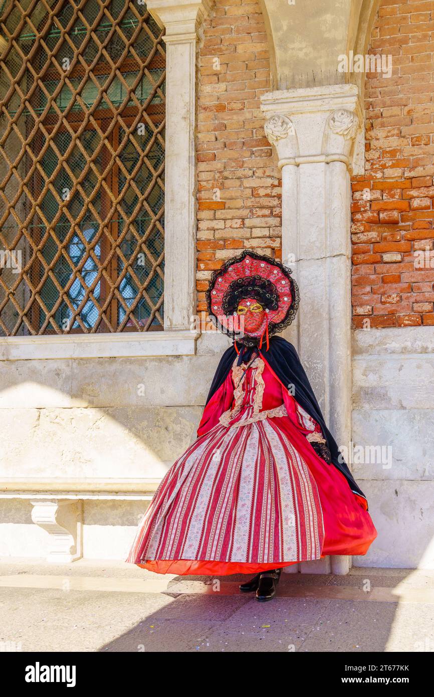 Venezia, Italia - 01 marzo 2022: Donna vestita in costume tradizionale, sul lungomare di Riva degli Schiavoni, parte del Carnevale maschera di Venezia, Veneto, IT Foto Stock