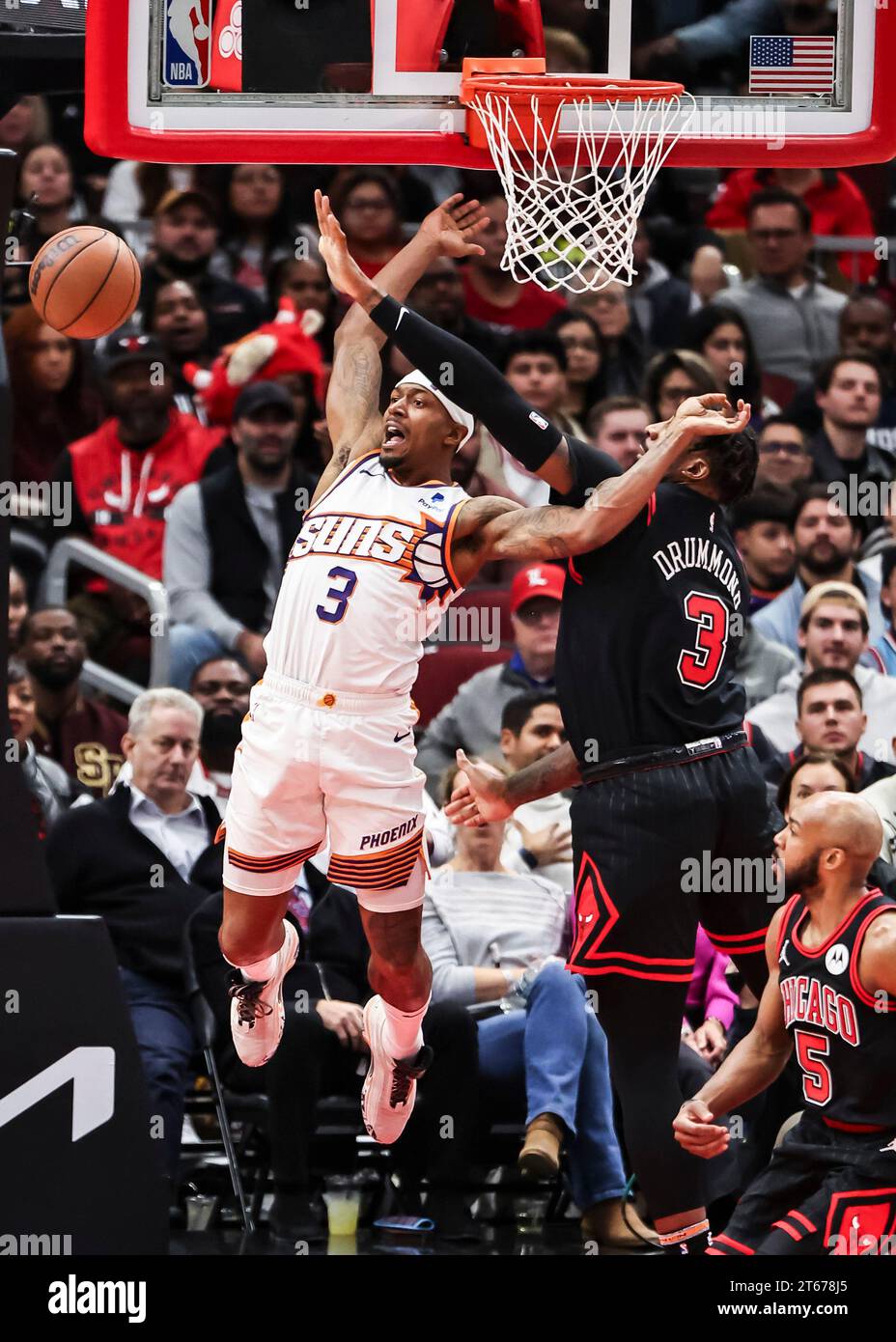 Chicago, Stati Uniti. 8 novembre 2023. La guardia dei Phoenix Suns Bradley Beal (L) viene colpita dal centro dei Chicago Bulls Andre Drummond durante la partita di basket NBA tra Phoenix Suns e Chicago Bulls a Chicago, negli Stati Uniti, l'8 novembre 2023. Crediti: Joel Lerner/Xinhua/Alamy Live News Foto Stock