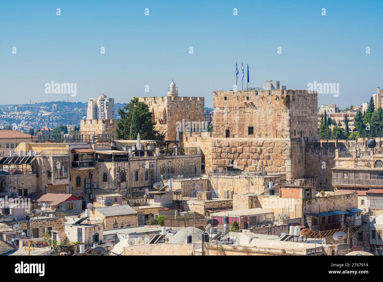 Vista dal tetto del quartiere armeno nella città vecchia di Gerusalemme, Israele, con la Torre di Davide sullo sfondo Foto Stock