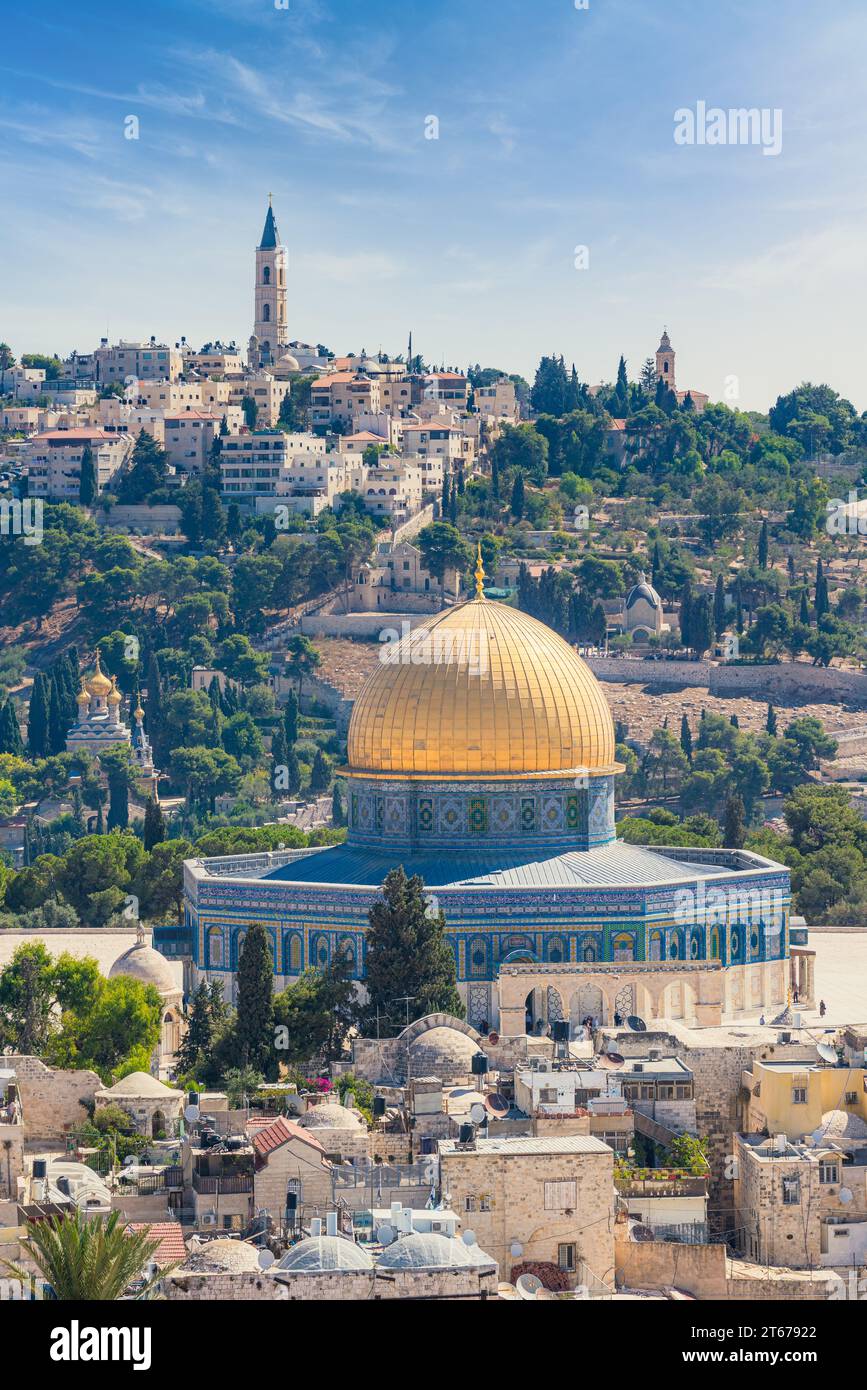Vista verticale della città Vecchia di Gerusalemme con il famoso edificio islamico conosciuto come la Cupola della roccia, situato sul Monte del Tempio Foto Stock