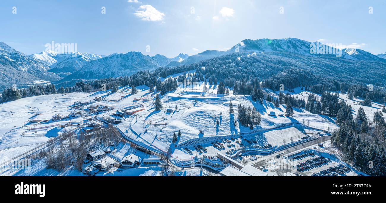 Giornata fredda e soleggiata in inverno intorno a Oberstdorf e alla stazione sciistica di Söllereck nell'alto Allgaeu Foto Stock