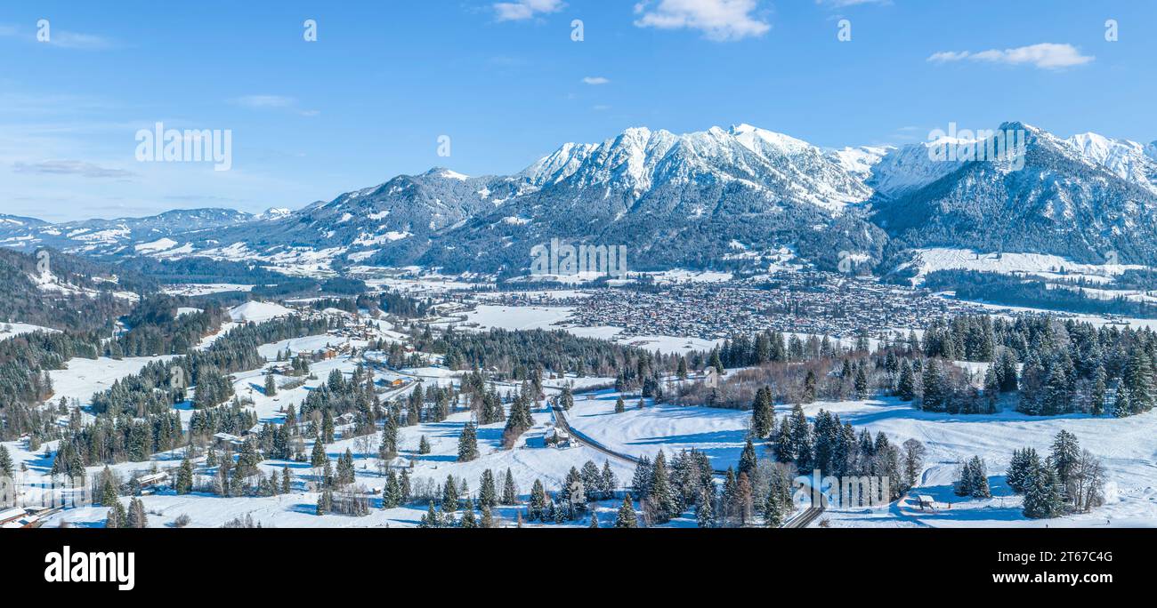 Giornata fredda e soleggiata in inverno intorno a Oberstdorf e alla stazione sciistica di Söllereck nell'alto Allgaeu Foto Stock