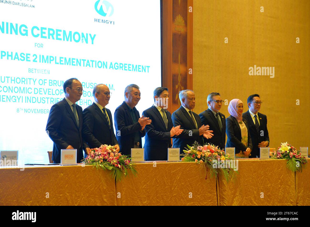 Bandar seri Begawan. 8 novembre 2023. Questa foto scattata l'8 novembre 2023 mostra la cerimonia di firma di un accordo di implementazione per il progetto di sviluppo fase 2 di Pulau Muara Besar (PMB) a Bandar seri Begawan, Brunei. Hengyi Industries, la più grande joint venture tra Brunei e Cina, ha firmato mercoledì un accordo di attuazione per il progetto di sviluppo fase 2 Pulau Muara Besar (PMB), segnando un'altra pietra miliare per il progetto petrolchimico di punta.PER ANDARE CON la joint venture Cina-Brunei firma l'accordo di fase 2 del progetto petrolchimico credito: Jeffrey Wong/Xinhua/Alamy Live News Foto Stock