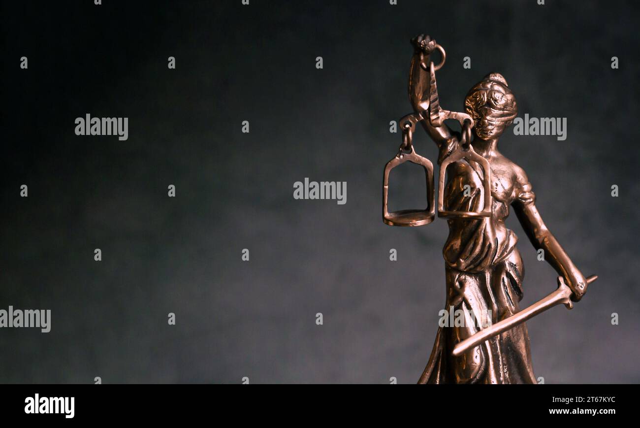 Statua di THEMIS giustizia con scale su sfondo scuro. Concetto legale e legale Foto Stock