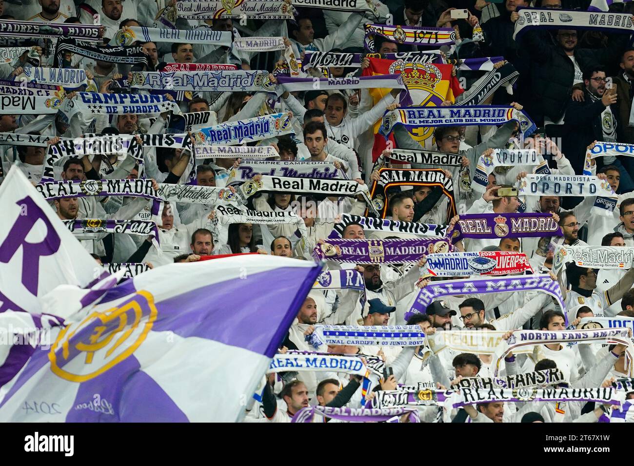 Madrid, Spagna. 8 novembre 2023. I tifosi del Real Madrid sulle tribune durante la partita di UEFA Champions League, gruppo C, tra il Real Madrid e lo Sporting Clube de Braga hanno giocato allo stadio Santiago Bernabeu l'8 novembre 2023 a Madrid, in Spagna. (Foto di Alex Carreras/Imago) credito: PRESSINPHOTO SPORTS AGENCY/Alamy Live News Foto Stock