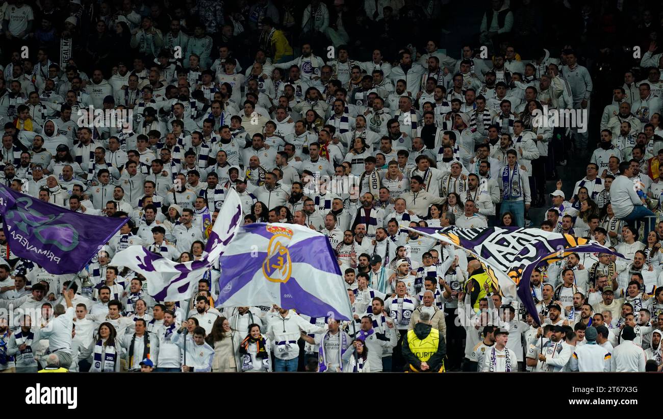 Madrid, Spagna. 8 novembre 2023. I tifosi del Real Madrid sulle tribune durante la partita di UEFA Champions League, gruppo C, tra il Real Madrid e lo Sporting Clube de Braga hanno giocato allo stadio Santiago Bernabeu l'8 novembre 2023 a Madrid, in Spagna. (Foto di Alex Carreras/Imago) credito: PRESSINPHOTO SPORTS AGENCY/Alamy Live News Foto Stock
