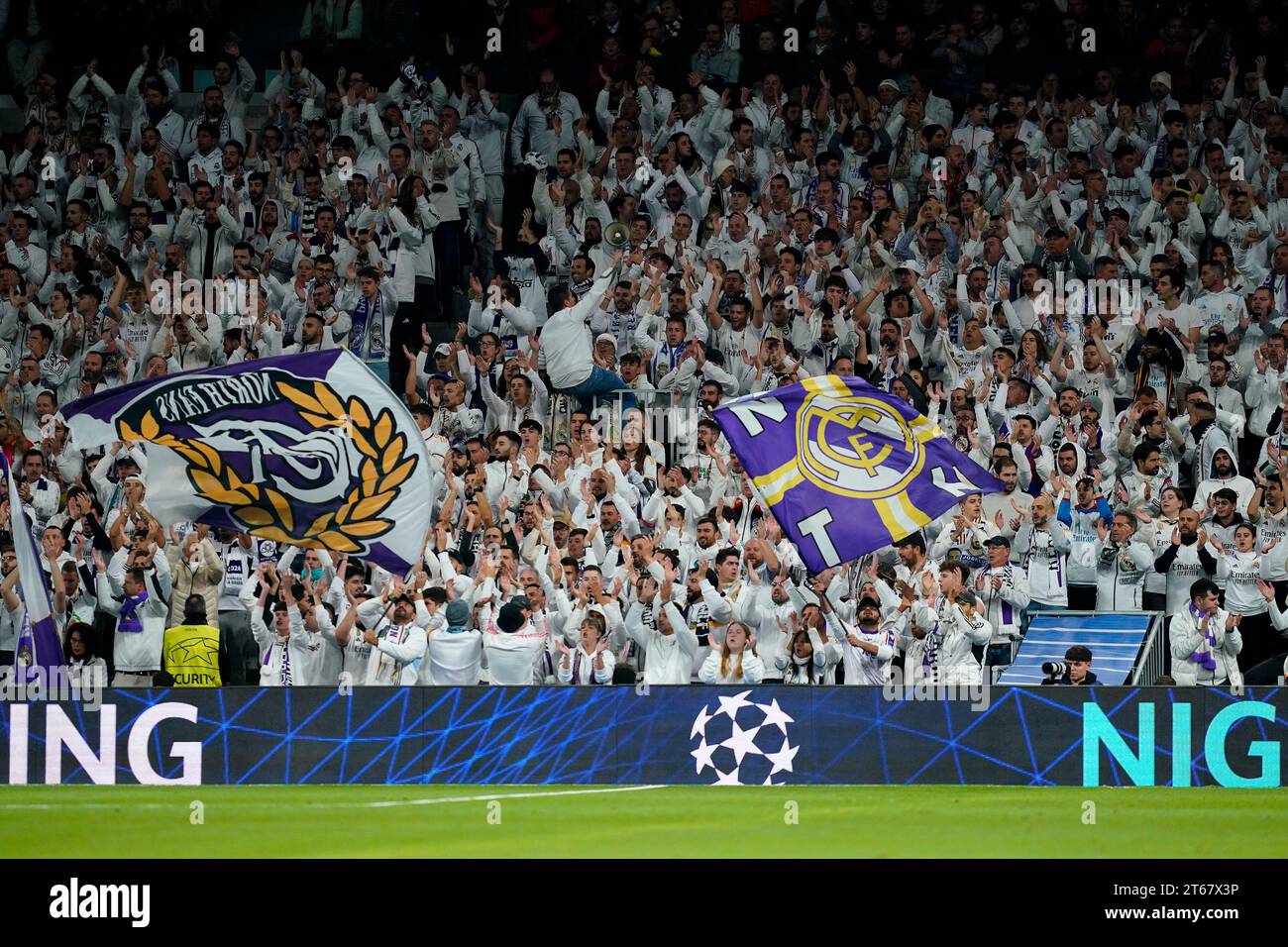 Madrid, Spagna. 8 novembre 2023. I tifosi del Real Madrid sulle tribune durante la partita di UEFA Champions League, gruppo C, tra il Real Madrid e lo Sporting Clube de Braga hanno giocato allo stadio Santiago Bernabeu l'8 novembre 2023 a Madrid, in Spagna. (Foto di Alex Carreras/Imago) credito: PRESSINPHOTO SPORTS AGENCY/Alamy Live News Foto Stock