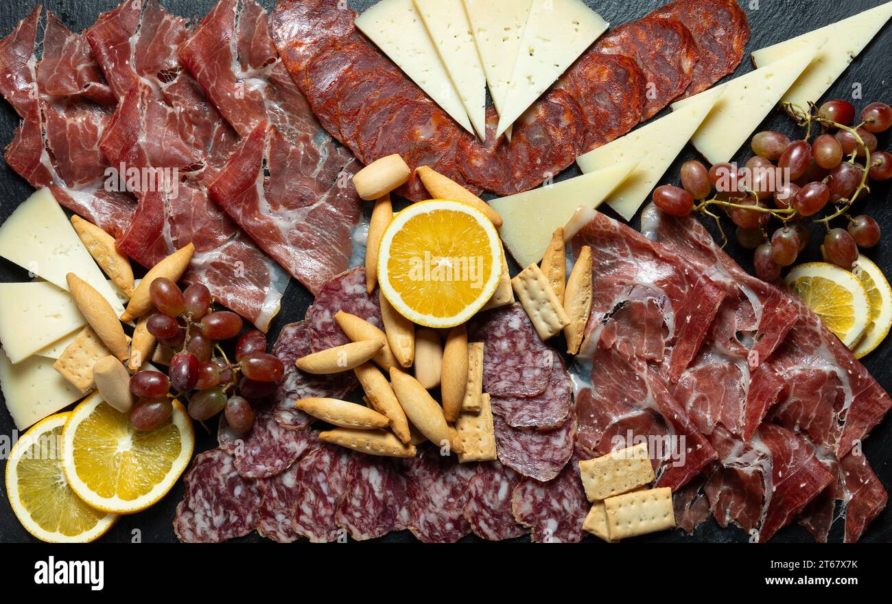 prosciutto iberico, salsicce e vassoio di formaggi Foto Stock