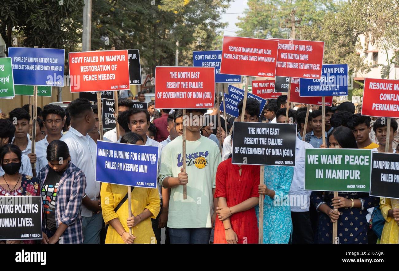 Gli attivisti di All Assam Students' Union (AASU) e North East Students' Organization (NESO) organizzano una protesta per chiedere la pace a Manipur, a Guwahati, Assam, India, giovedì 9 novembre 2023. Credito: David Talukdar/Alamy Live News Foto Stock