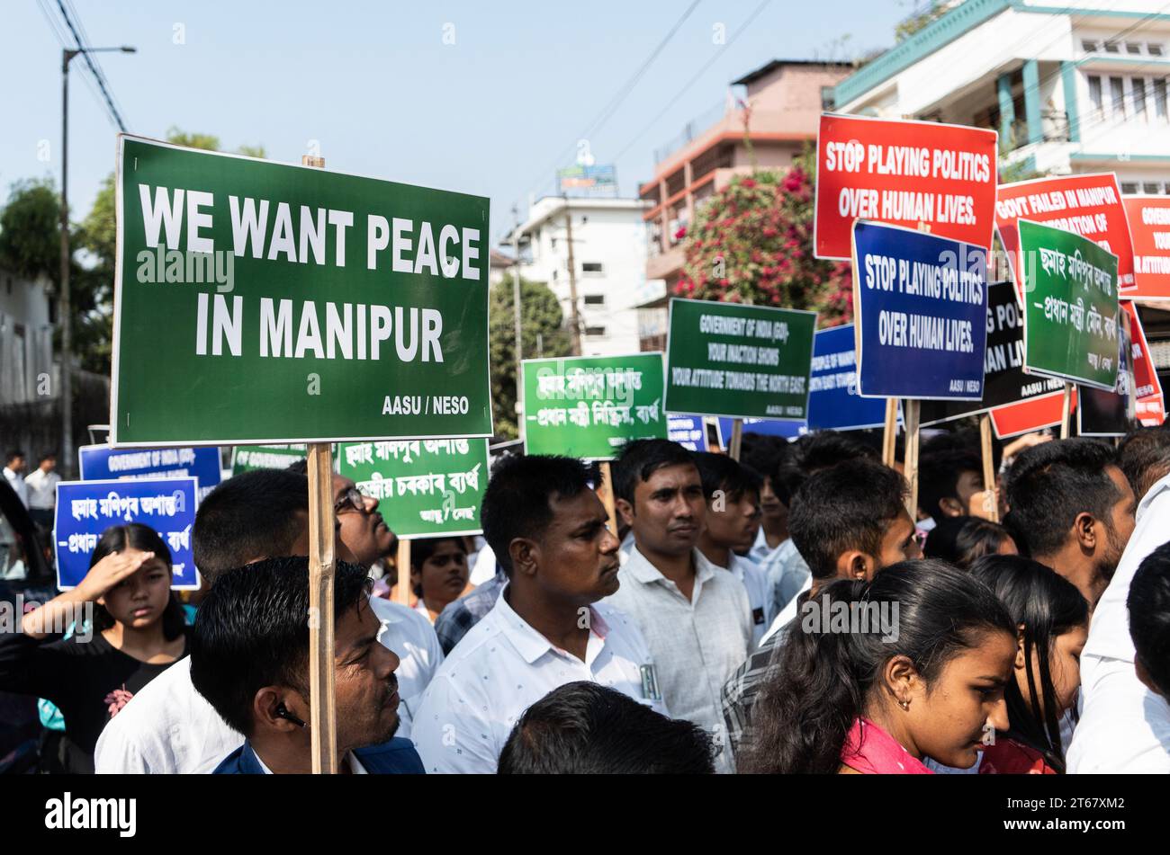 Gli attivisti di All Assam Students' Union (AASU) e North East Students' Organization (NESO) organizzano una protesta per chiedere la pace a Manipur, a Guwahati, Assam, India, giovedì 9 novembre 2023. Credito: David Talukdar/Alamy Live News Foto Stock