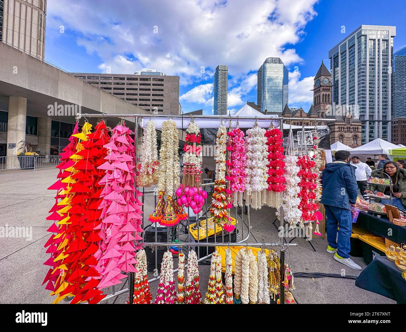 Colorati souvenir della cultura indiana venduti in un chiosco durante il Diwali Festival in Nathal Phillips Square Foto Stock