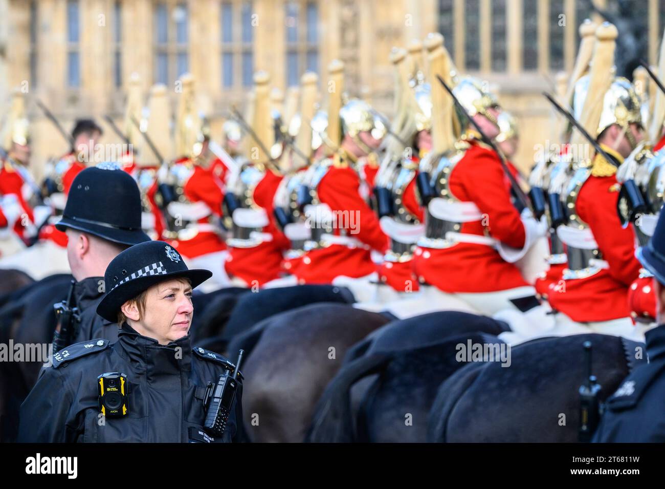 Agenti della polizia metropolitana in servizio durante l'apertura statale del Parlamento. 7 novembre 2023 Foto Stock