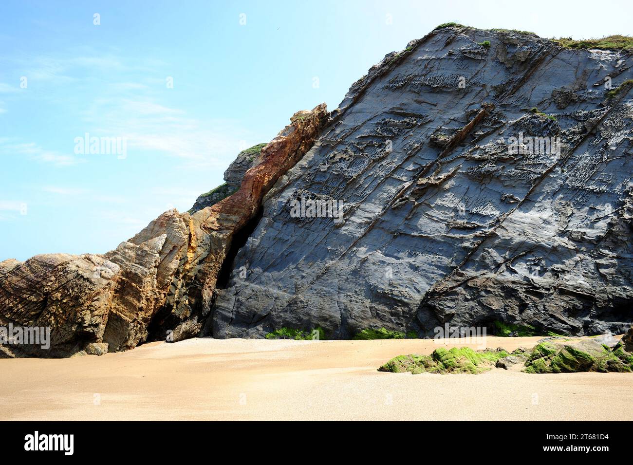 Ardesia e quartzite dell'Ordoviciano. Guasto normale. Costa di o Viciedo, provincia di Lugo, Galizia, Spagna. Foto Stock