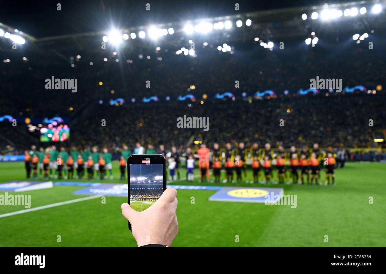 Champions League, Signal Iduna Park Dortmund: Borussia Dortmund vs Newcastle United; dipendente dei social media filma le squadre con il suo cellulare. Foto Stock