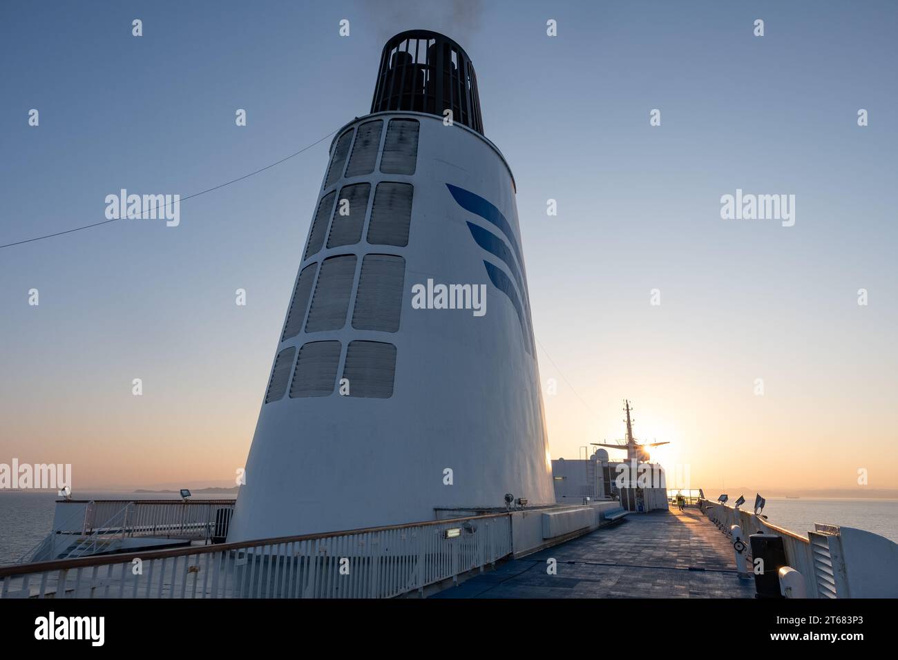 Alba di prima mattina a bordo del traghetto notturno da Barí in Italia al porto di Dürres in Albania Foto Stock