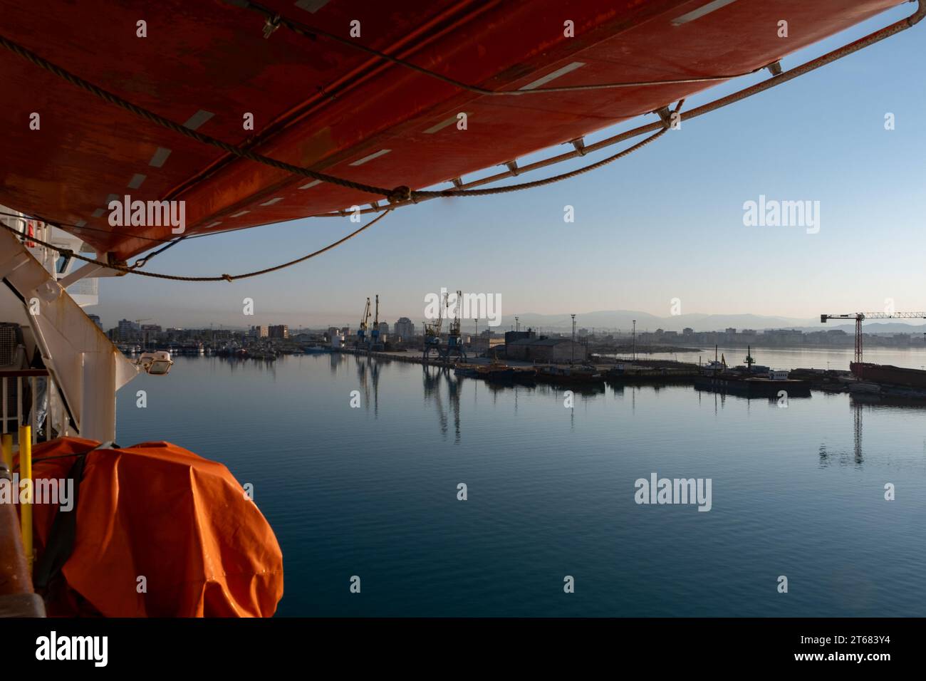 Arrivo di prima mattina al porto di Dürres in Albania Foto Stock