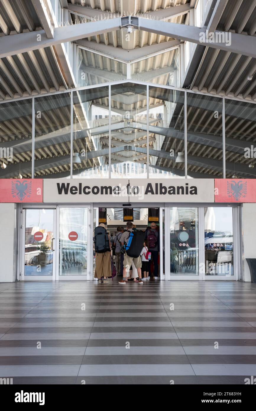 Il punto di ingresso frontaliero in Albania presso il porto di Dürres sulla costa adriatica Foto Stock