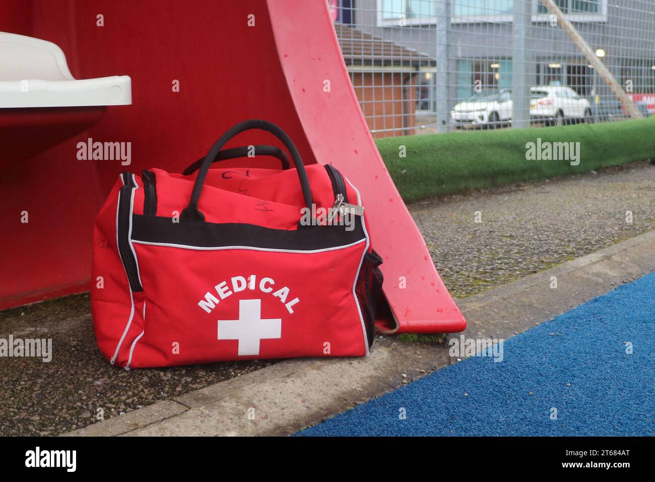 Borsa medica sul lato di Astro Turf Pitch Foto Stock