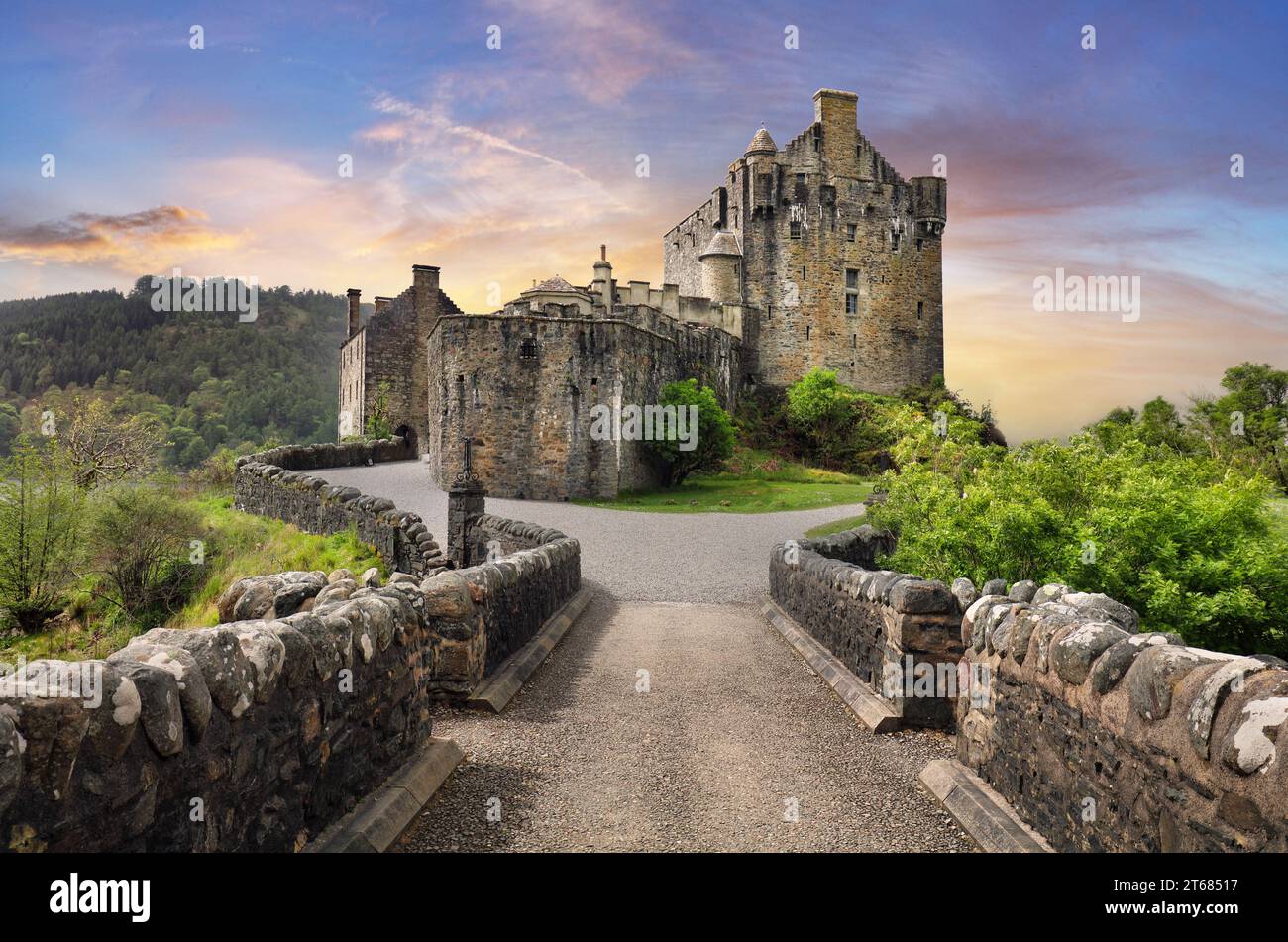 Eilean Donan Castello con al tramonto drammatico, Scozia. Foto Stock
