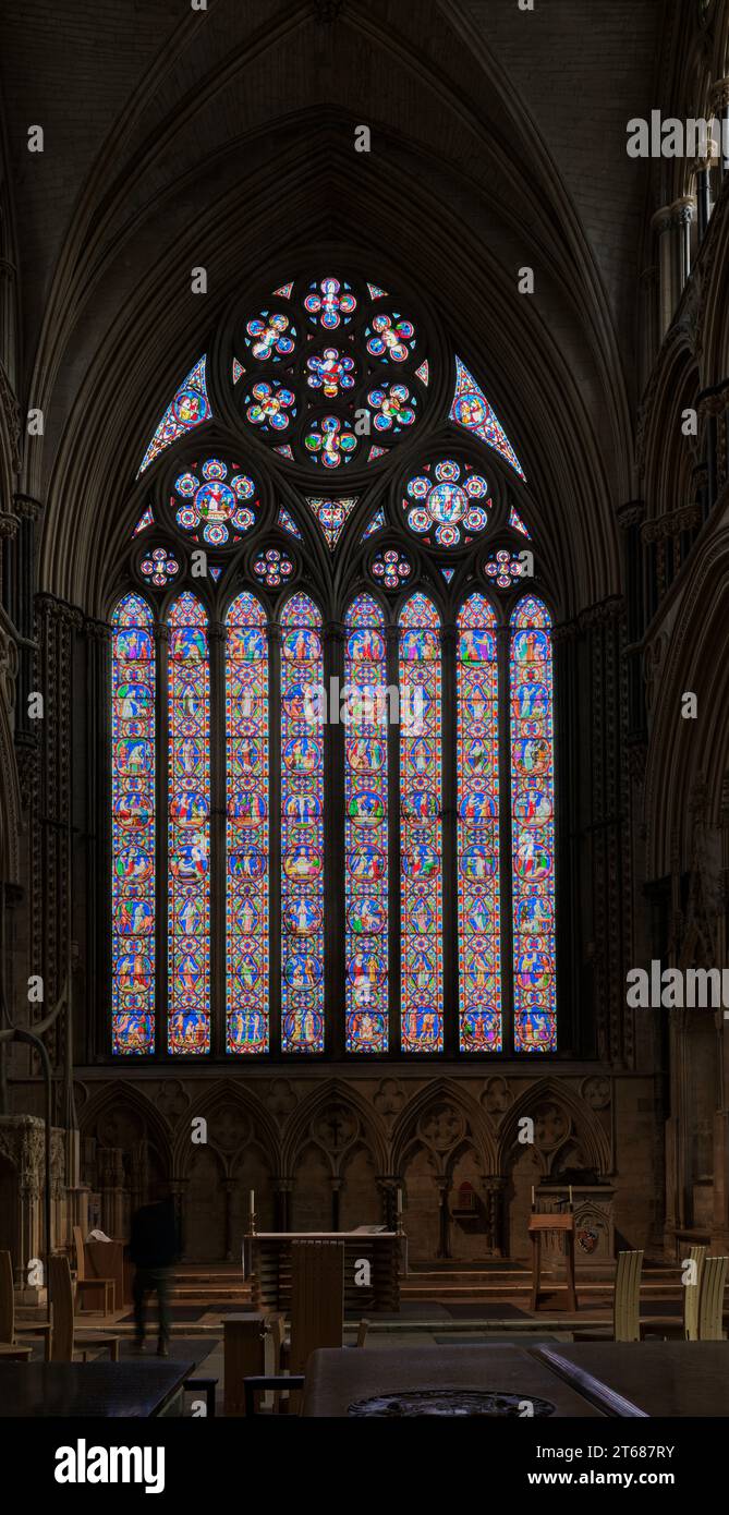 Vetrata est che illustra i passaggi dell'Antico e del nuovo Testamento della Bibbia, nella cattedrale cristiana di Lincoln, in Inghilterra. Foto Stock