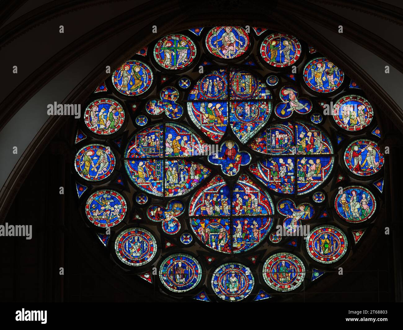 L'occhio del decano, una vetrata colorata, risalente all'inizio del XIII secolo, che illustra la seconda venuta di Cristo e il giudizio universale. Foto Stock