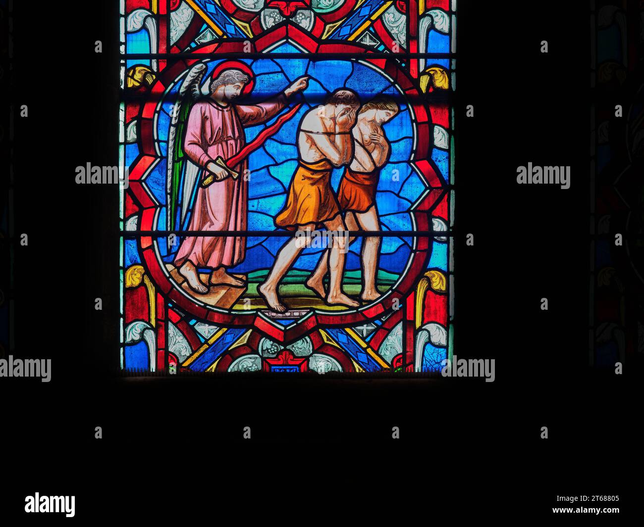 Un angelo con la spada fiammeggiante bandisce Adamo ed Eva dal giardino del paradiso (Eden); dettaglio dalla vetrata est della cattedrale di Lincoln. Foto Stock