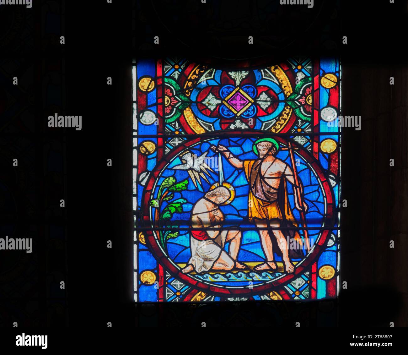 Gesù Cristo è battezzato da Giovanni Battista; dettaglio dalla vetrata est della Cattedrale di Lincoln che illustra passaggi della Bibbia. Foto Stock
