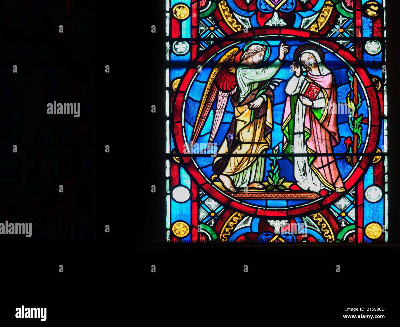 L'angelo Gabriele dice a Maria che deve avere un figlio; dettaglio dalla vetrata est della cattedrale di Lincoln che illustra passaggi della Bibbia. Foto Stock
