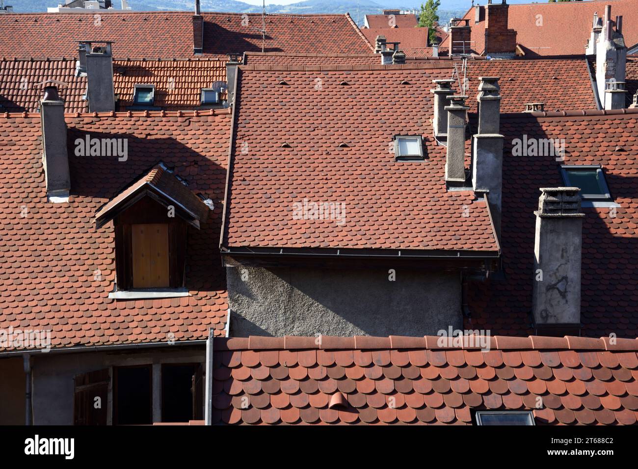 Tipiche piastrelle di tetto smerlate, caminetti alti e tetti della città vecchia o del quartiere storico di Annecy alta Savoia Francia Foto Stock