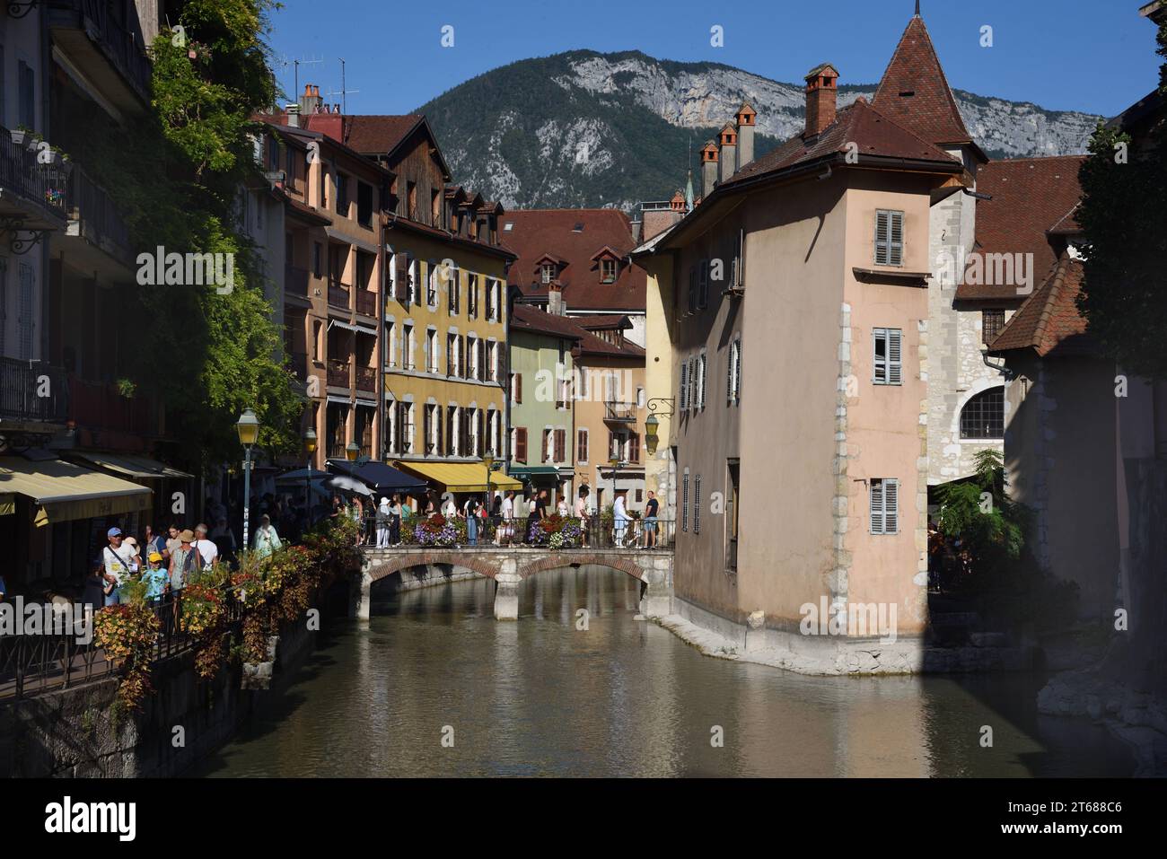 Le Palais de l'Île, o Palais de l'Isle, castello del 12esimo secolo ed ex prigione e fiume Thiou nella città vecchia o nel quartiere storico di Annecy alta Savoia Francia Foto Stock