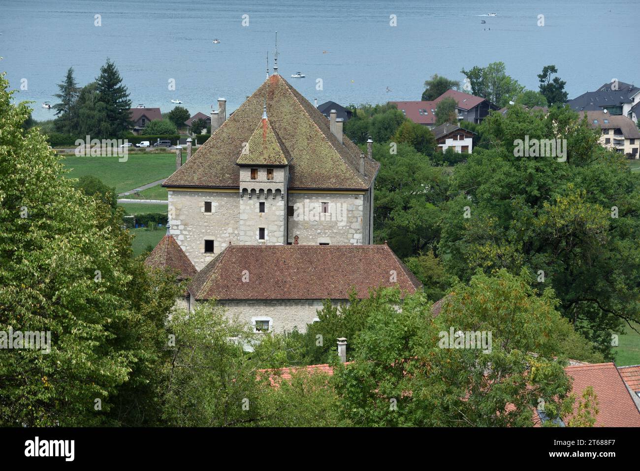 Château d'Héré o Héré Chateau, una casa fortificata del 15th, con il lago di Annecy sullo sfondo Duingt Haute Savoie France Foto Stock