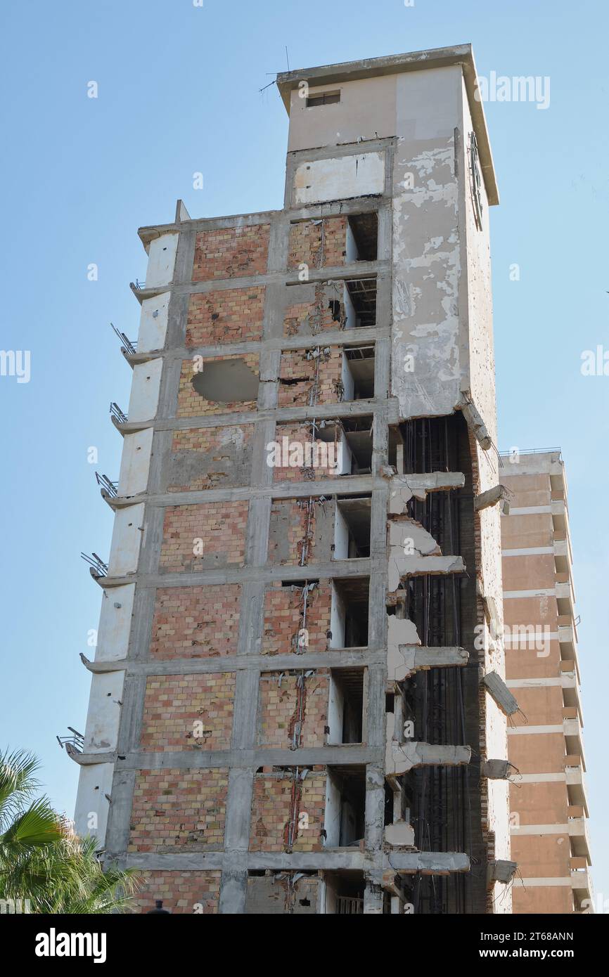 Edificio alberghiero distrutto sulla spiaggia di Palm a Famagosta, intatto dall'invasione turca di Cipro nel 1974 Foto Stock