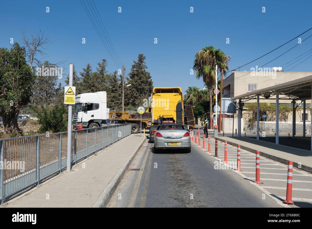 Auto in attesa di attraversare Cipro occupata dai turchi al checkpoint di Pergamos Foto Stock