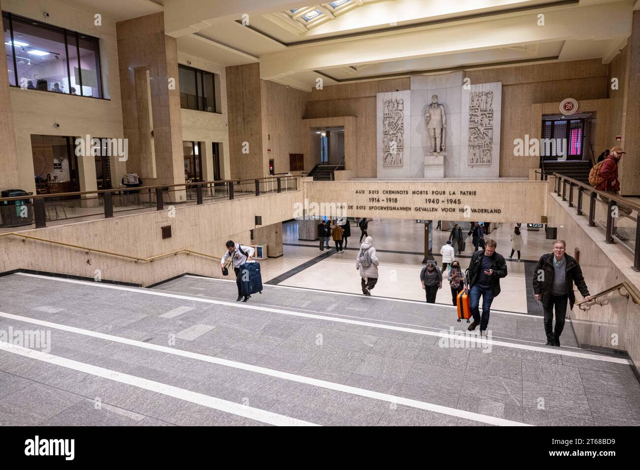 Bruxelles, Belgio. 9 novembre 2023. La figura mostra la sala delle partenze della stazione ferroviaria centrale di Bruxelles durante uno sciopero ferroviario di 48 ore della società ferroviaria nazionale belga NMBS/ SNCB, giovedì 9 novembre 2023. Sarà disponibile un servizio limitato. BELGA PHOTO JONAS ROOSENS Credit: Belga News Agency/Alamy Live News Foto Stock