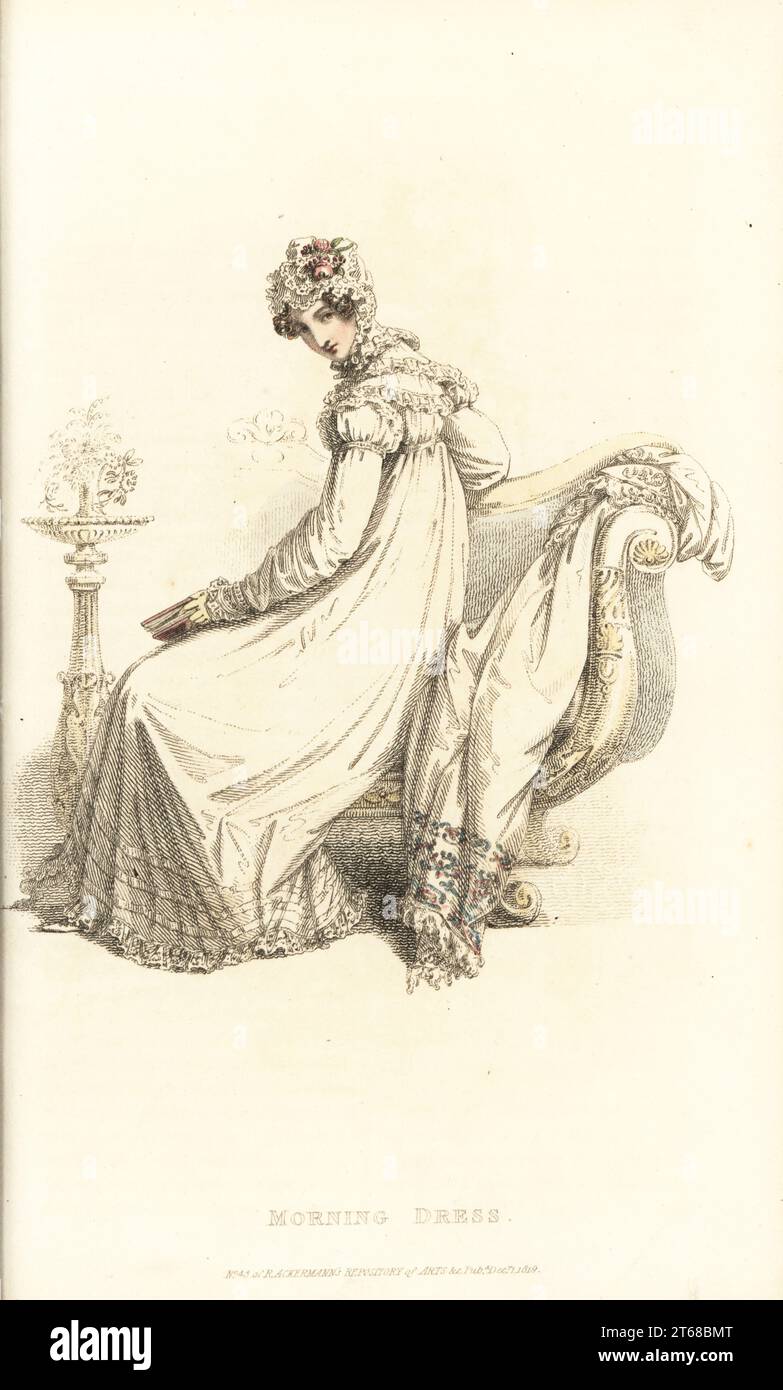 Regency lady in abito serale lettura di un libro a una festa. Abito di mussola cambrica con balza in pizzo di Urling in basso, pelerina di nuovo stile al busto, cornette a la Valliere capo-abito. Progettato da Miss Pierpoint, 9 Henrietta Street, Covent Garden. Vol. 8, piatto 37, 1 dicembre 1819. Incisione in copperplate a mano di Thomas Uwins dal Rudolph Ackermann's Repository of Arts, Strand, Londra. Foto Stock