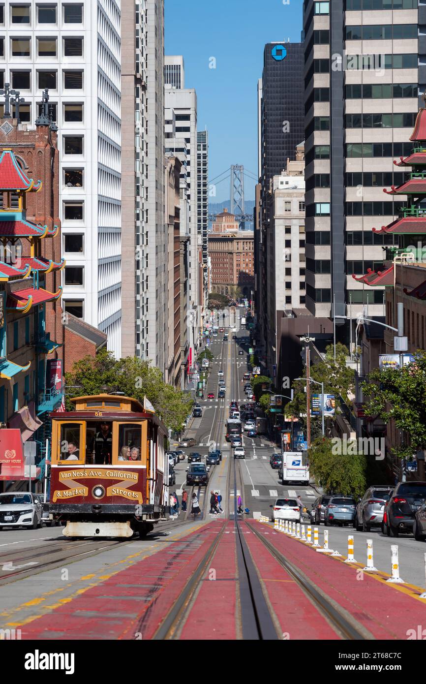 San Francisco, California - 26 aprile 2023: Livello della superficie della segnaletica stradale su tram in diminuzione che portano verso edifici moderni Foto Stock