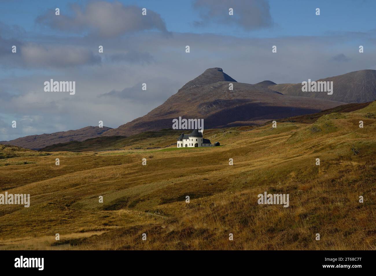 Inchnadamph House sulla Inchnadamph Estate, Loch Assynt, Sutherland, North West Scotland, Regno Unito con Glas Bheinn (776 m) dietro. Foto Stock