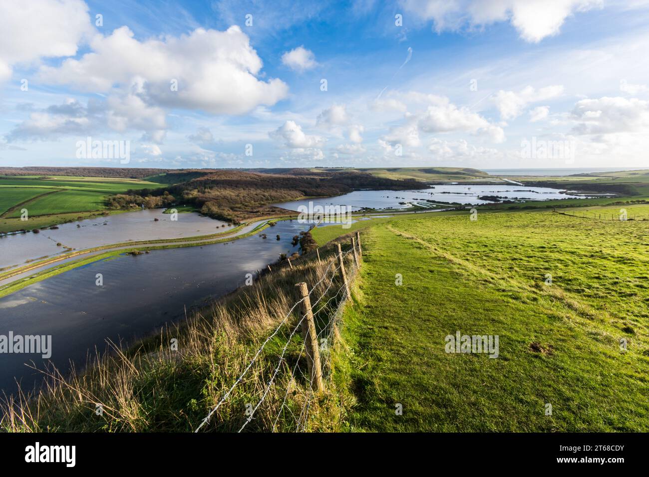 Il fiume Cuckmere, nell'East Sussex, in piena. La pianura alluvionale contiene l'acqua della valle. Inondazioni causate principalmente dalla tempesta Ciaran. Foto Stock