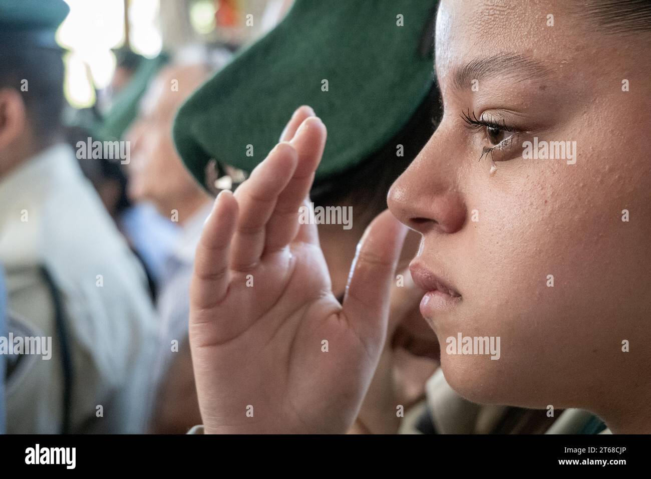 Gerusalemme, Israele. 9 novembre 2023. Rose Ida Lubin, poliziotta di frontiera israeliana di origine americana, 20 anni, viene portata a riposare nel cimitero militare di Mount Herzl nel complotto della polizia di Israele. Lubin è stato ucciso in un attacco pugnalato nei pressi della città Vecchia di Gerusalemme il 6 novembre 2023 da un maschio di 16 anni del quartiere est di Issawiya. Lubin è cresciuto ad Atlanta, Georgia, sobborgo di Dunwoody prima di trasferirsi in Israele nel 2021 e vivere a Kibbutz Saad, una comunità al confine con Gaza. Si è offerta volontaria per il draft nell'IDF come soldato soldato solitario nel 2022 ed è stata di stanza nell'Old Jerusalem Foto Stock