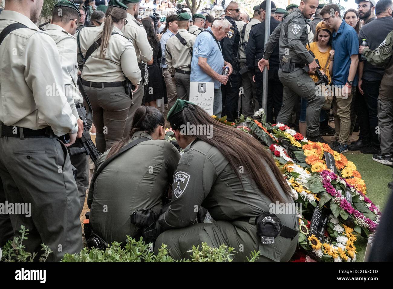 Gerusalemme, Israele. 9 novembre 2023. Rose Ida Lubin, poliziotta di frontiera israeliana di origine americana, 20 anni, viene portata a riposare nel cimitero militare di Mount Herzl nel complotto della polizia di Israele. Lubin è stato ucciso in un attacco pugnalato nei pressi della città Vecchia di Gerusalemme il 6 novembre 2023 da un maschio di 16 anni del quartiere est di Issawiya. Lubin è cresciuto ad Atlanta, Georgia, sobborgo di Dunwoody prima di trasferirsi in Israele nel 2021 e vivere a Kibbutz Saad, una comunità al confine con Gaza. Si è offerta volontaria per il draft nell'IDF come soldato soldato solitario nel 2022 ed è stata di stanza nell'Old Jerusalem Foto Stock