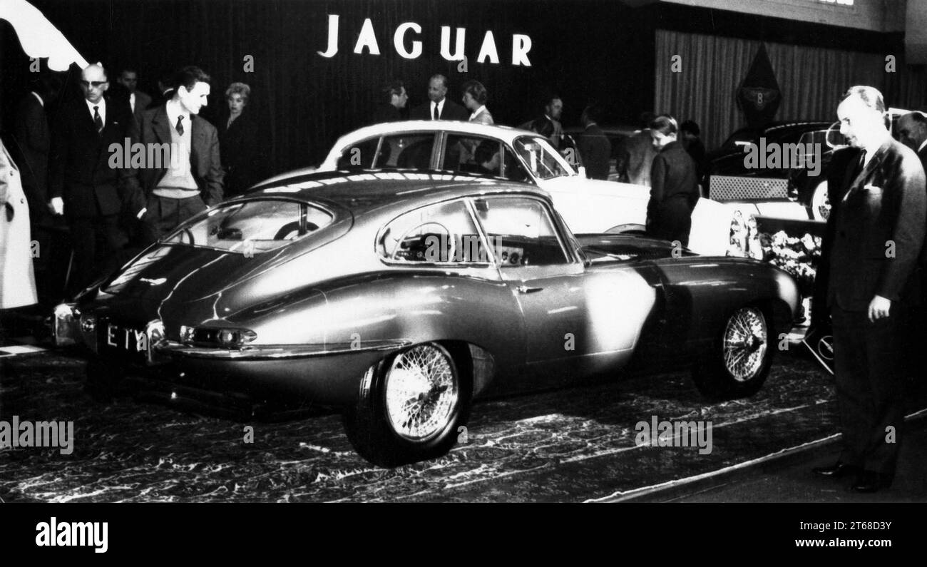 Jacques de Clippel, importatore belga Jaguar, a destra, ammira le linee eleganti della coupé e-TYPE al Salone dell'automobile di Ginevra 15/03/1961 Foto Stock