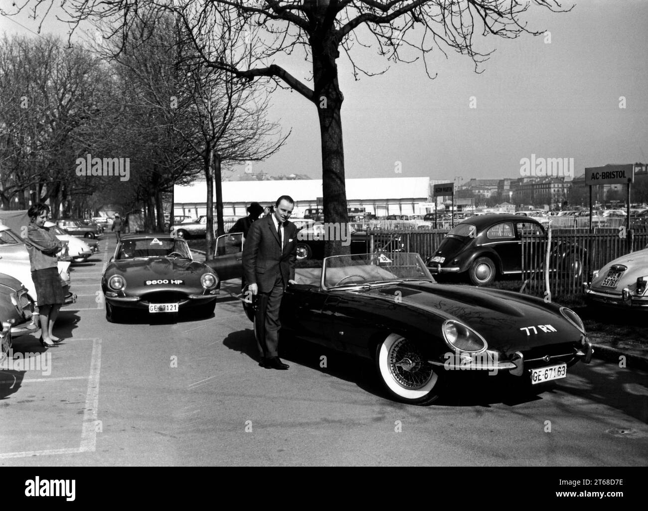 Jacques de Clippel, importatore belga Jaguar, con e-TYPE Convertible 77 RW e Fixed Head Coupé 9600 HP al Salone dell'automobile di Ginevra 15/03/1961 Foto Stock